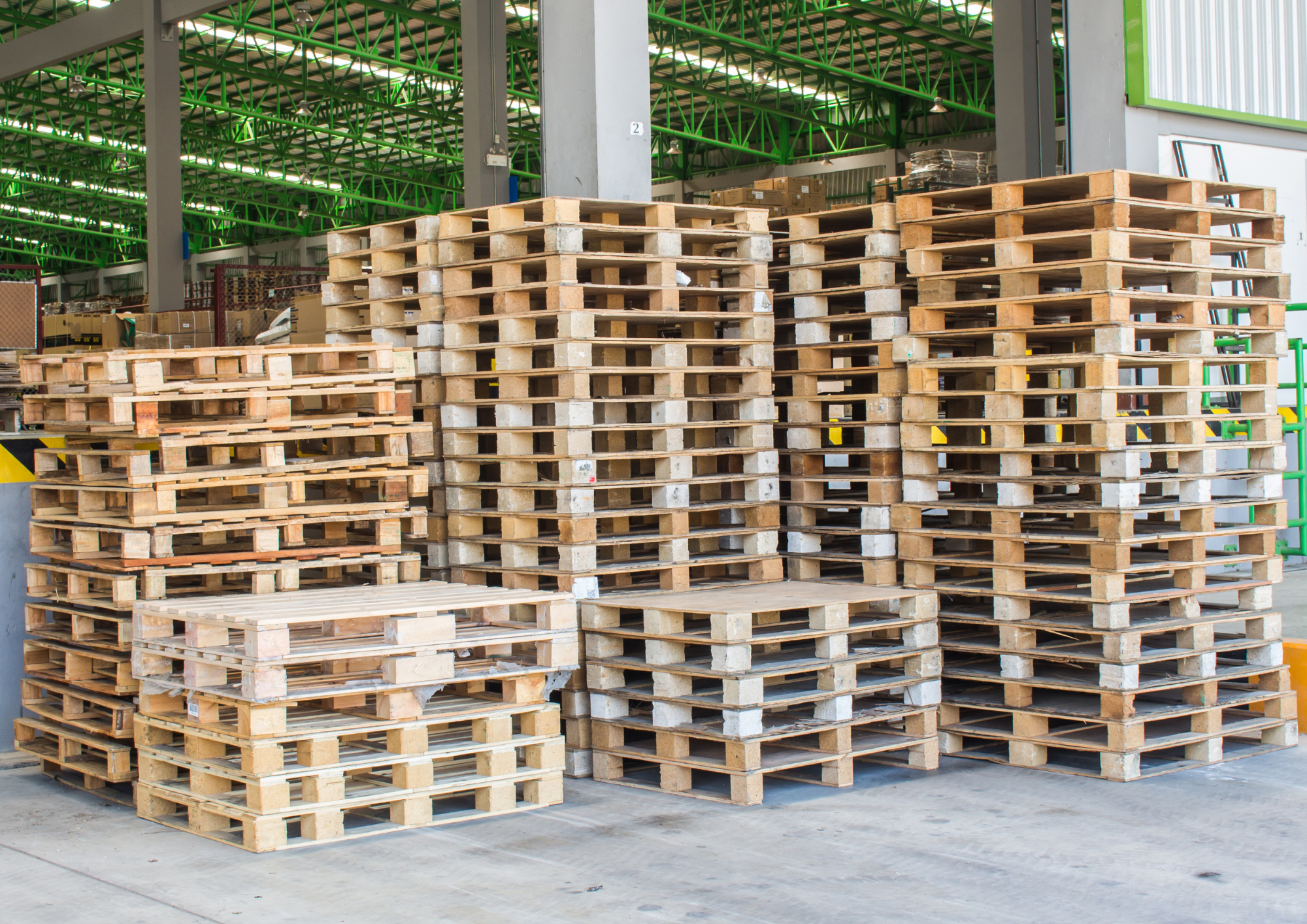 palets de madera apilados en nave industrial